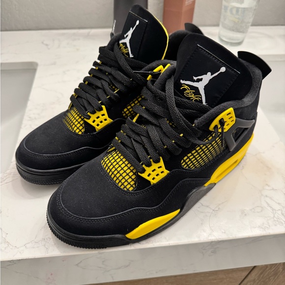 Jordan 4 Thunders 2023 - Picture 1 of 3